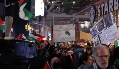 ABD’de Starbucks önünde toplanan grup İsrail’in Gazze’ye saldırılarını protesto etti