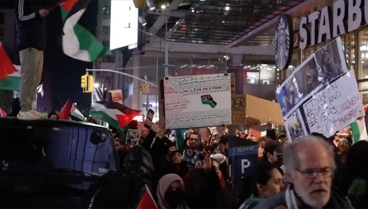 ABD’de Starbucks önünde toplanan grup İsrail’in Gazze’ye saldırılarını protesto etti