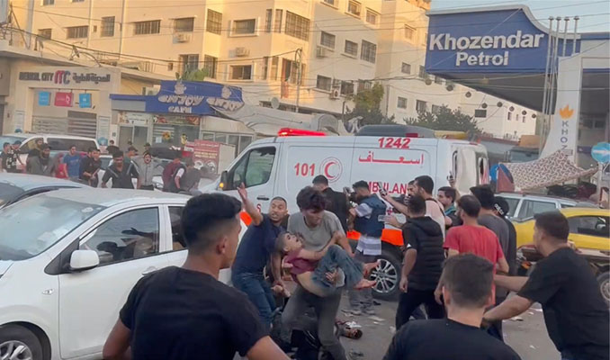 İsrail, Gazze’de Şifa Hastanesi’nin girişini vurdu