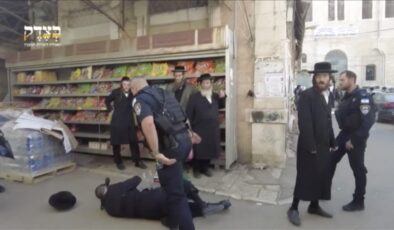 İsrail polisi, Filistin bayrağı asan Siyonizm karşıtı Yahudilere saldırdı