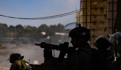 İsrail askerleri, gözaltına aldığı Filistinliyi “canlı kalkan” olarak kullandı