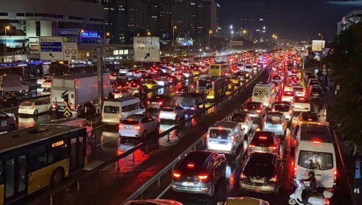 İstanbul’da sağanağın da etkisiyle trafik yoğunluğu yüzde 90’a çıktı