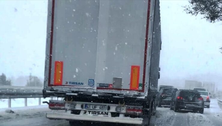Karabük-Bolu kara yolunda kar yağışı nedeniyle aksamalar yaşanıyor