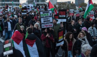 İngiltere’deki Filistin’le dayanışma yürüyüşünde 82 gözaltı