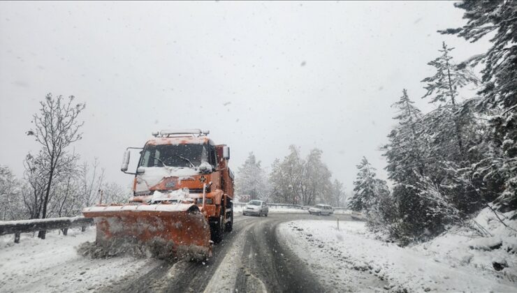 Kar yağışı Orhaneli-Bursa kara yolunda aksamalara neden oluyor