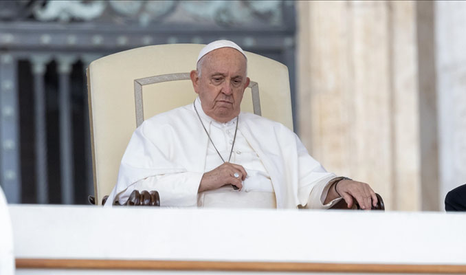 Papa, Kilise’nin istismar mağdurlarını dinlemesi gerektiğini söyledi