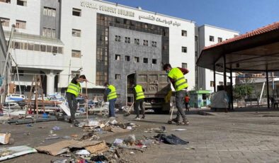 Filistinli gençler Gazze’deki Şifa Hastanesi’ni temizlemek için gönüllü oldu