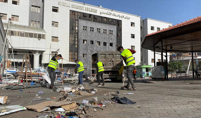 Filistinli gençler Gazze’deki Şifa Hastanesi’ni temizlemek için gönüllü oldu