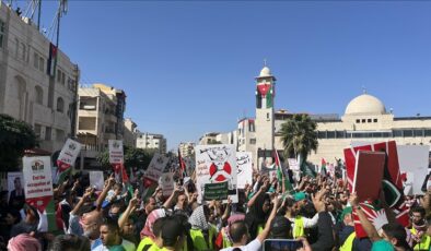 Binlerce Ürdünlü, İsrail Büyükelçiliği önünde gösteri yaptı