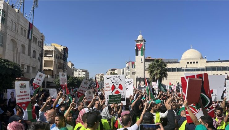 Binlerce Ürdünlü, İsrail Büyükelçiliği önünde gösteri yaptı