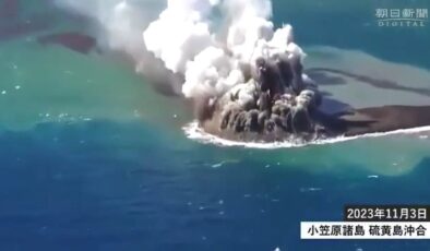 Volkanik patlama sonucu dünyanın en yeni adası ortaya çıktı