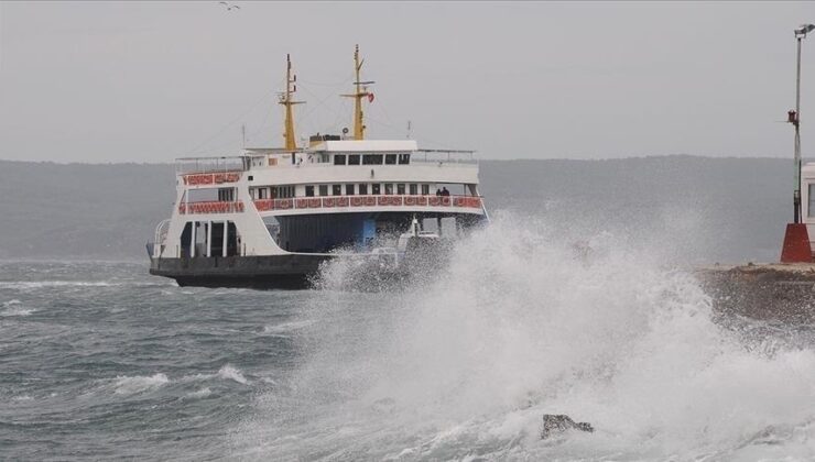 Çanakkale’de feribot seferlerine fırtına engeli
