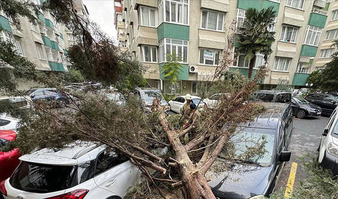 İstanbul ve Ankara’da fırtına hayatı olumsuz etkiledi