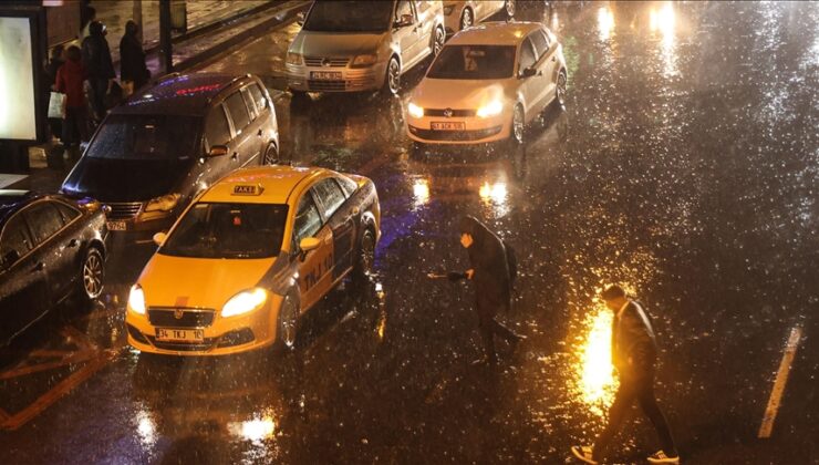 İstanbul’da sağanak ve şiddetli rüzgar hayatı olumsuz etkiliyor
