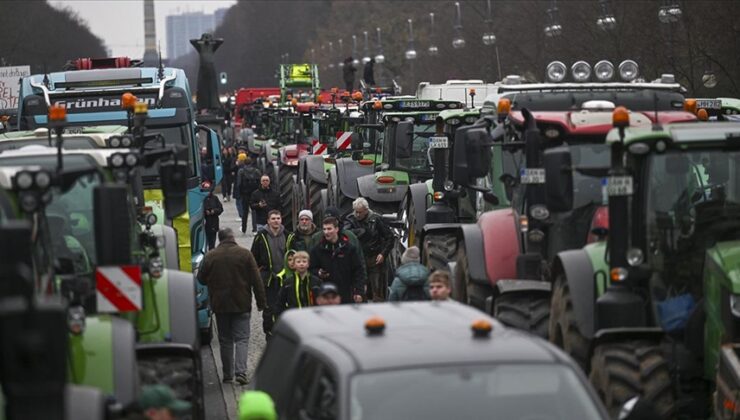 Almanya’da çiftçiler hükümetin tarım politikalarını protesto etti