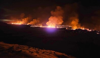 İzlanda’da lavlar evleri yuttu