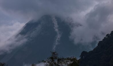 Endonezya’da Merapi Yanardağı patladı: İki yanardağ daha faaliyete geçti