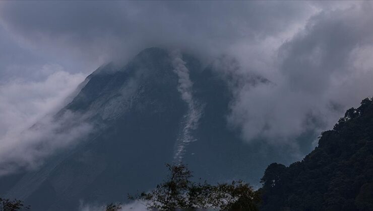 Endonezya’da Merapi Yanardağı patladı: İki yanardağ daha faaliyete geçti