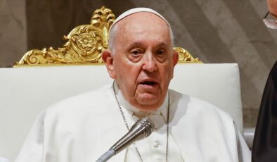 Papa inananları barış için duaya çağırdı