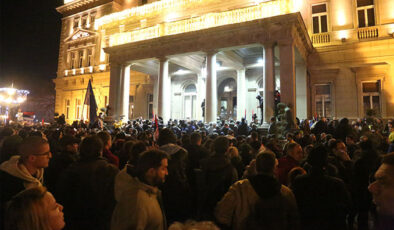 Belgrad belediye binasına girmeye çalışan göstericilere müdahale edildi