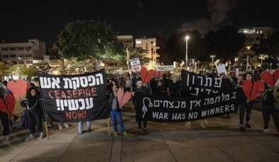 İsrailli aktivistler, Gazze’deki katliama karşı Tel Aviv’de gösteri yaptı