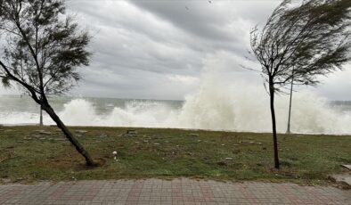 İstanbul Valiliği, beklenen fırtına nedeniyle vatandaşları uyardı