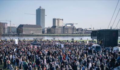 Almanya’da aşırı sağ karşıtı gösterilere yüz binilerce kişi katıldı