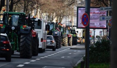 Almanya’da çiftçiler yolları kapattı