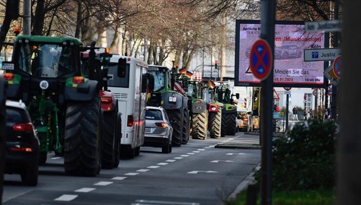 Almanya’da çiftçiler yolları kapattı