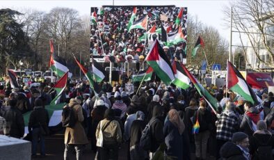 Filistin destekçileri UAD önünde gösteri yaptı