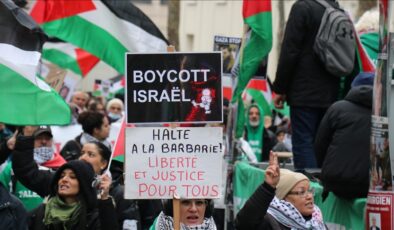 Paris’te, Filistin destekçileri gösteri düzenledi