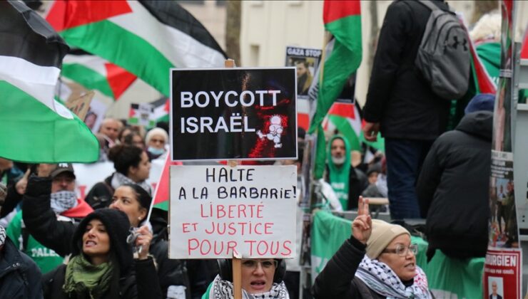 Paris’te, Filistin destekçileri gösteri düzenledi