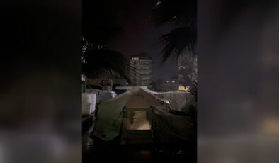 Gazze’de sığınmacı çadırları yağmur sularının altında kaldı