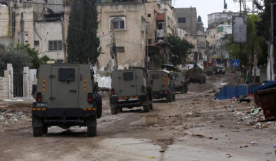 İsrail ordusu, el-Emel Hastanesine baskın düzenledi