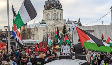 İsveç’te göstericiler Gazze’deki etnik temizliğin durdurulmasını istedi
