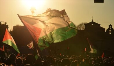 İtalya’da “Filistinlilere yönelik soykırım dursun” yürüyüşü yapıldı