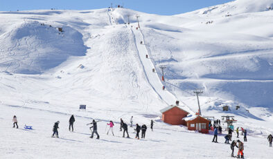Kayak tutkunları, Hakkari’de 2 bin 800 rakımda kayak keyfi yaşıyor