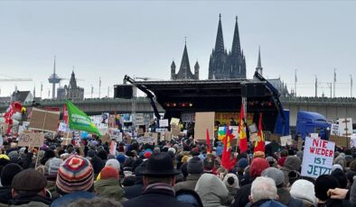 Köln’de 50 bini aşkın kişi, aşırı sağa karşı gösteri yaptı