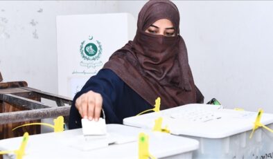 Pakistan’da seçimler ertelendi