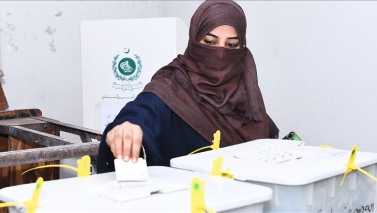 Pakistan’da seçimler ertelendi