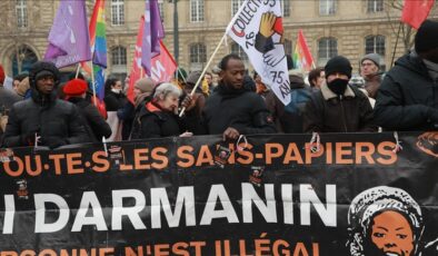 Paris’te hükümetin tartışmalı göç yasası protesto edildi