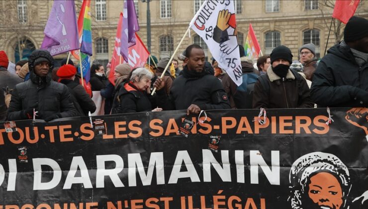 Paris’te hükümetin tartışmalı göç yasası protesto edildi