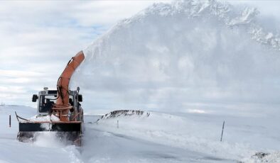 Doğu’da kardan kapanan yolları açma çalışmaları sürüyor