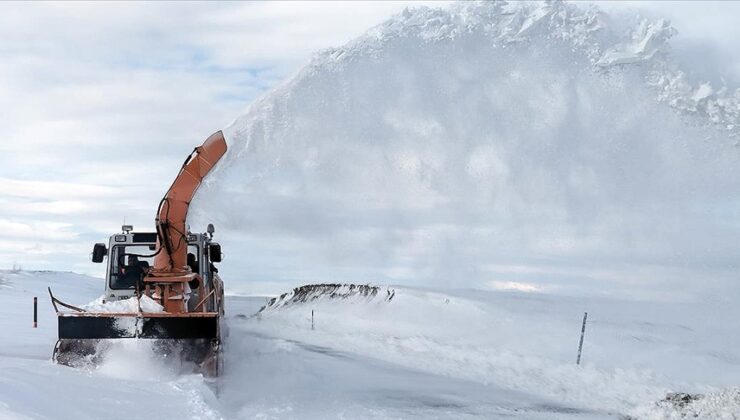 Doğu’da kardan kapanan yolları açma çalışmaları sürüyor