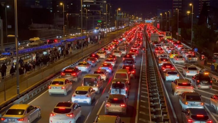 İstanbul’da akşam saatlerinde trafik yoğunluğu yaşanıyor