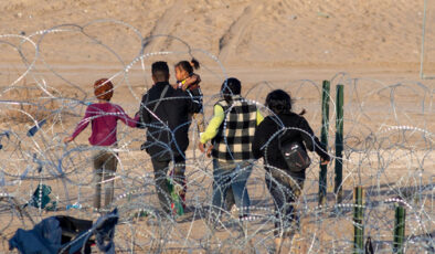Teksas’ta önlemlere rağmen düzensiz göçmenler sınırı geçmeye devam ediyor