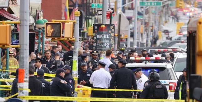 New York metrosunda silahlı saldırı: 1 ölü, 5 yaralı