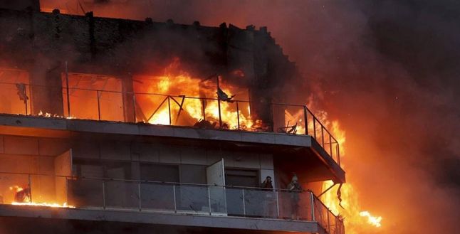 İspanya’da 14 katlı binada feci yangın: Asker yardıma çağırıldı