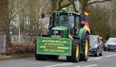 Almanya’nın Düsseldorf kentinde çiftçiler hükümeti protesto etti