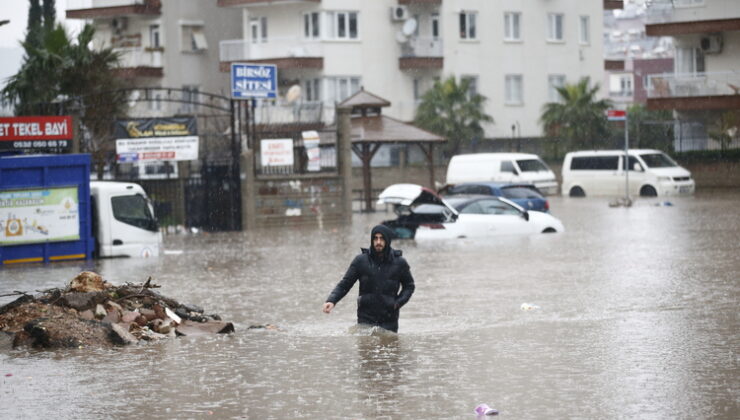 Antalya’daki şiddetli yağışlarda 3 bin 862 binada su baskını meydana geldi